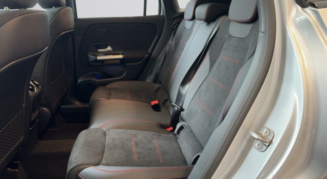 MERCEDES-BENZ GLA 200 7G-DCT