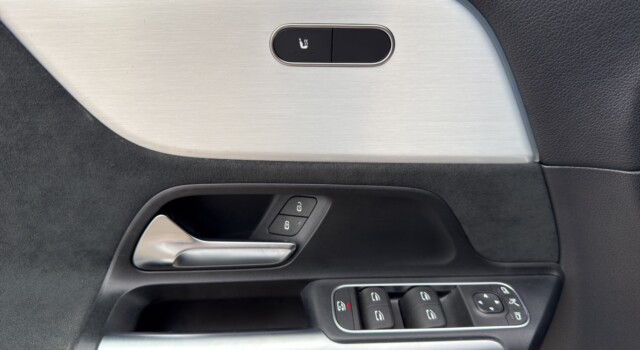 MERCEDES-BENZ EQA 300 AMG Line 4Matic