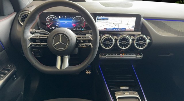 MERCEDES-BENZ GLA 200 7G-DCT