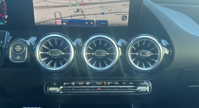 MERCEDES-BENZ GLA 200 Night Star 7G-DCT