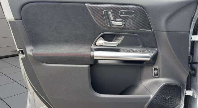 MERCEDES-BENZ GLA 200 Night Star 7G-DCT