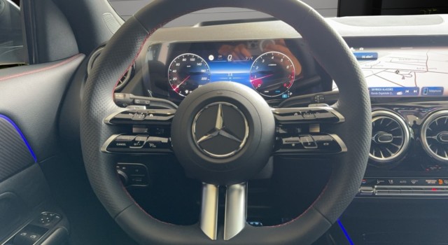 MERCEDES-BENZ GLA 200 7G-DCT