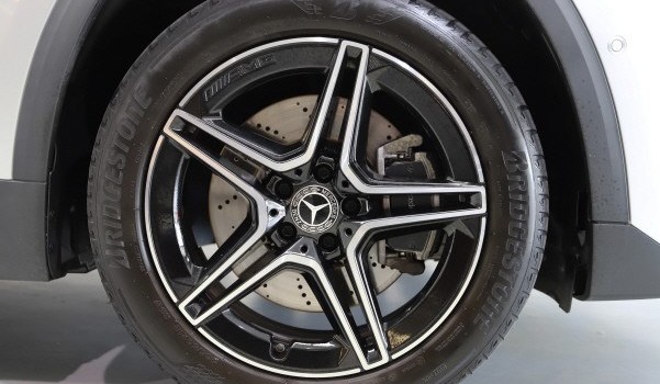 MERCEDES-BENZ GLA 250 AMG Line 4Matic