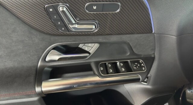 MERCEDES-BENZ GLA 200 7G-DCT