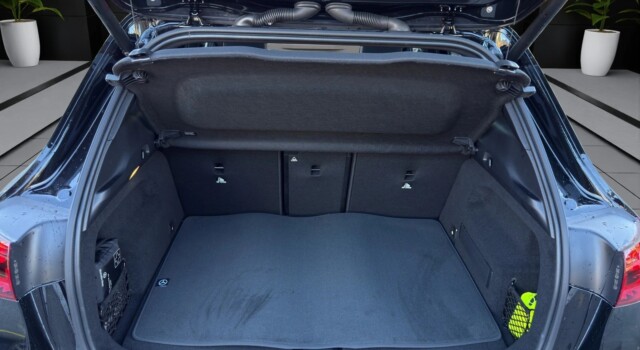 MERCEDES-BENZ GLA 200 7G-DCT