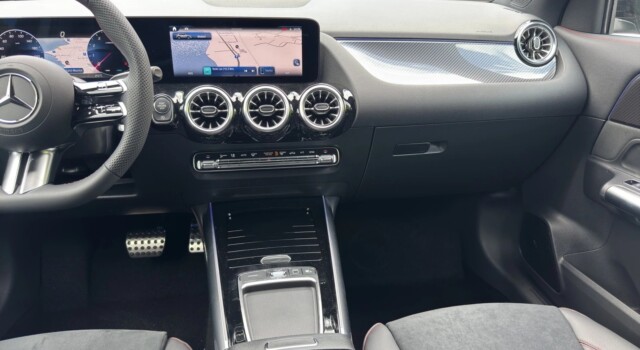 MERCEDES-BENZ GLA 200 Night Star 7G-DCT
