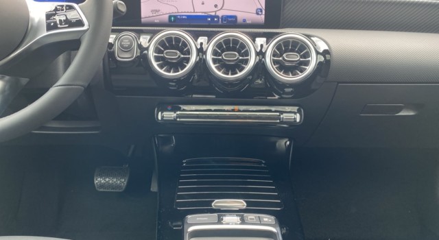 MERCEDES-BENZ A 250 e 8G-DCT