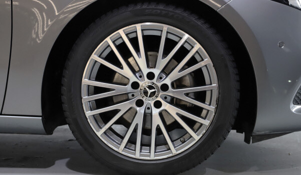 MERCEDES-BENZ A 180 Progressive